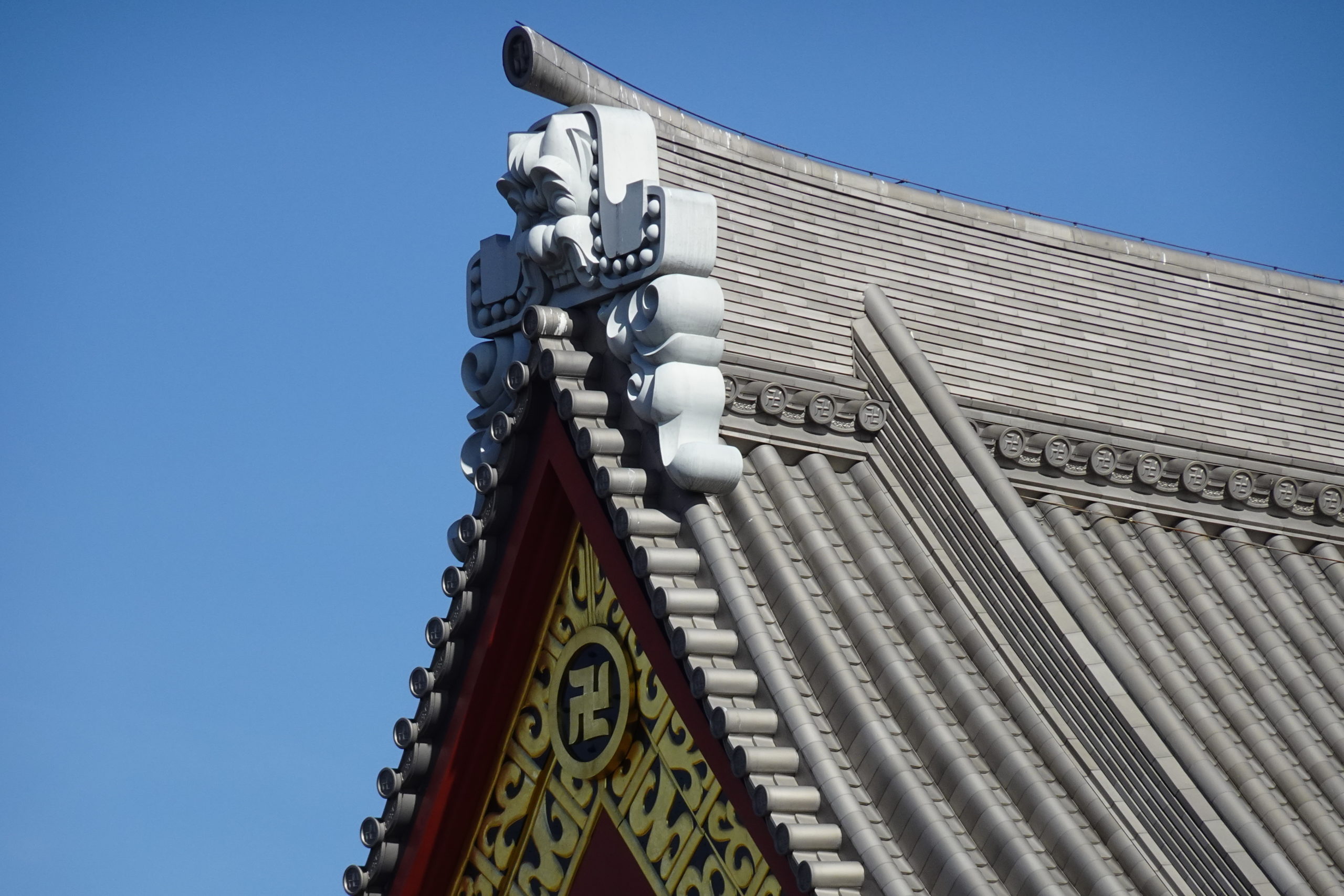 浅草寺本堂の最も大きな鬼瓦