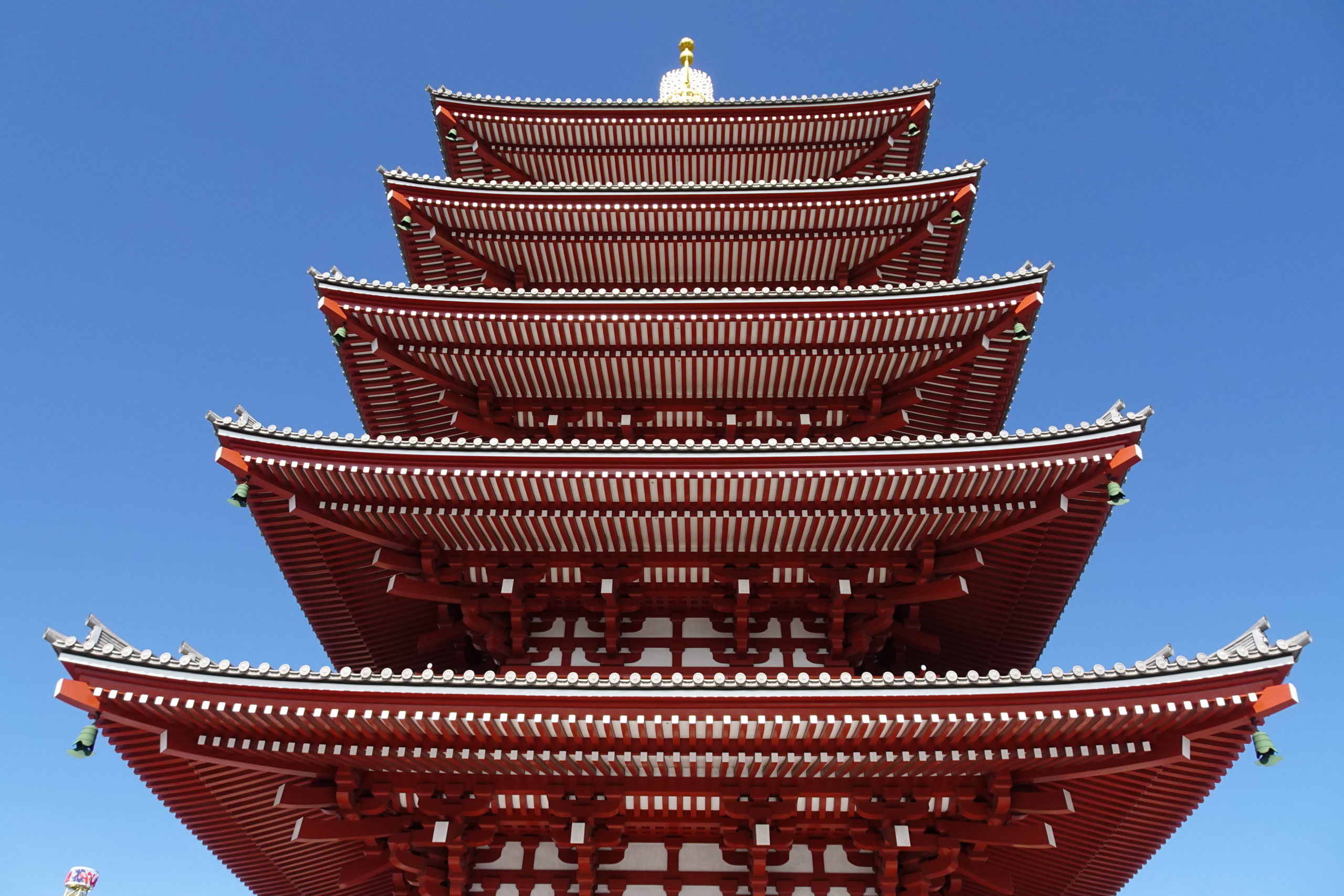 浅草寺五重塔正面基壇近くから見上げる